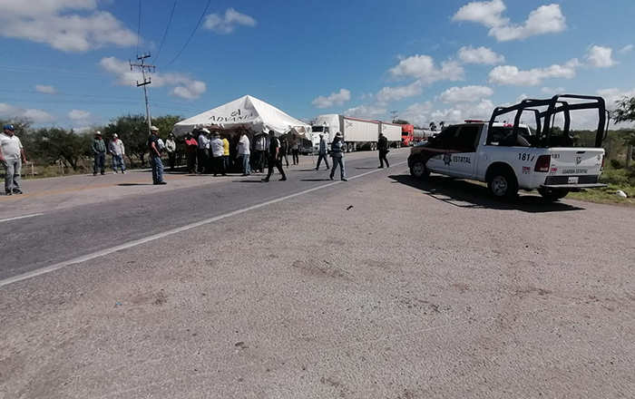 Agricultores impiden paso de transporte de carga en carretera Victoria-Matamoros 1 448906653 459176977073148 8392585148843108086 n