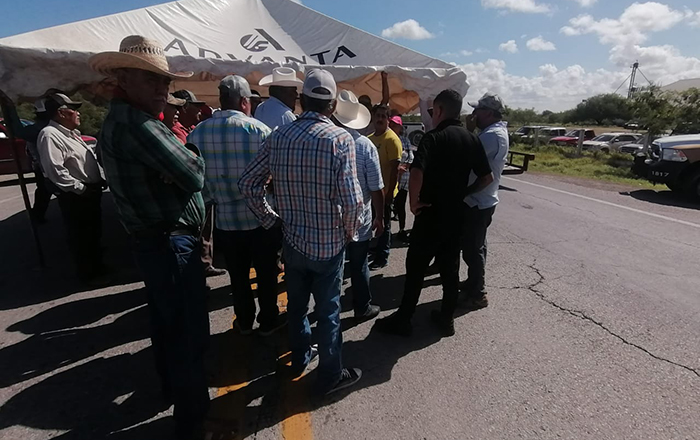 Agricultores impiden paso de transporte de carga en carretera Victoria-Matamoros 2 449211736 345935581700288 6521448489644116100 n