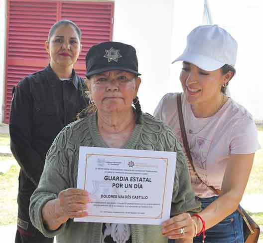'Abuelitos' son policías por un día en Victoria 2 ABUELITA