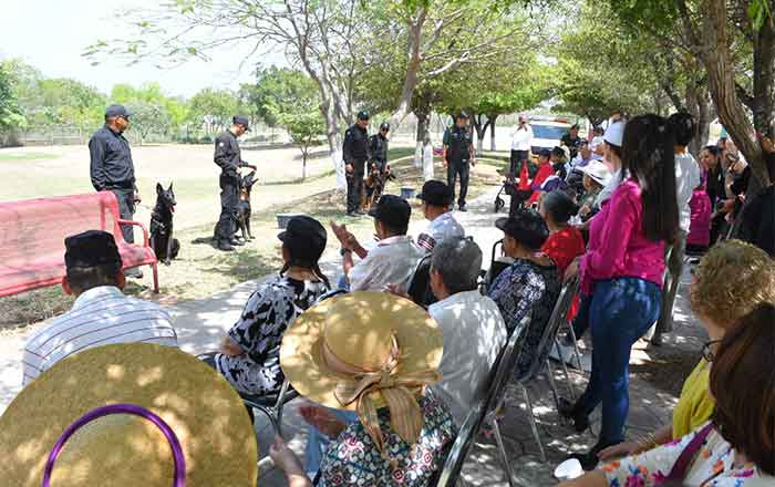 'Abuelitos' son policías por un día en Victoria 1 ABUELITOS 2