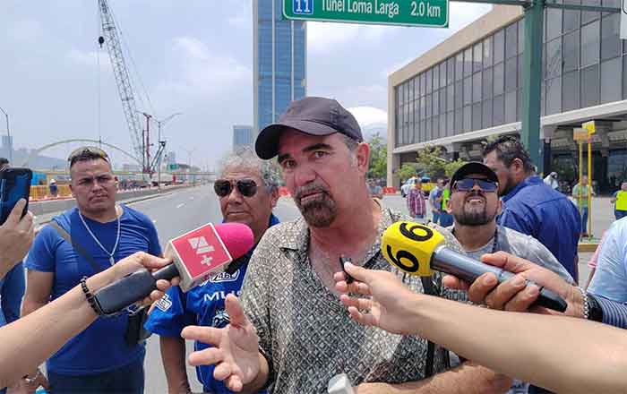Choferes regios bloquean avenida Constitución por falta licencias 1 BLOQUEO 4