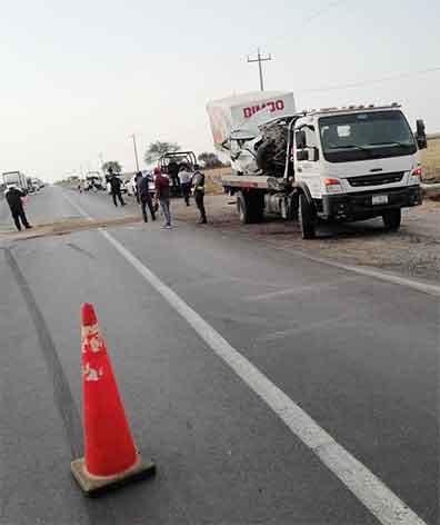 Por andar a las carreras se vuelca camioneta que llevaba conchas 1 CHOQUE 2 2