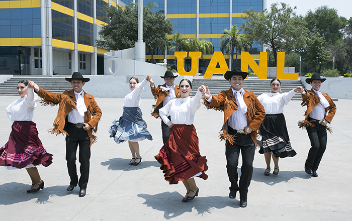 Lleva UANL folklor mexicano a Europa 3 abanderamiento compania danza folklorica uanl 3