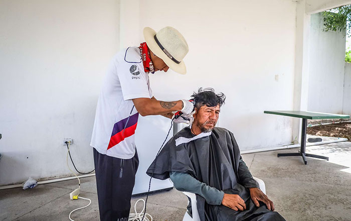 Realizan brigada médica en apoyo a indigentes 3 452307460 1198856378115096 6521321809704055524 n