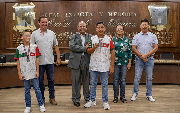 Alcalde Rubén Sauceda impone medallas a niños campeones 1 450308420 506383331879170 2357489277916477311 n