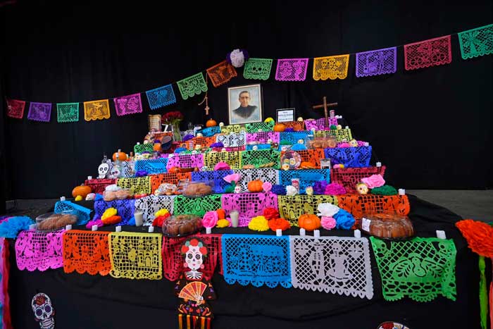 Instalan mega altar para Día de Muertos en Colegio Franco Mexicano 2 altar1