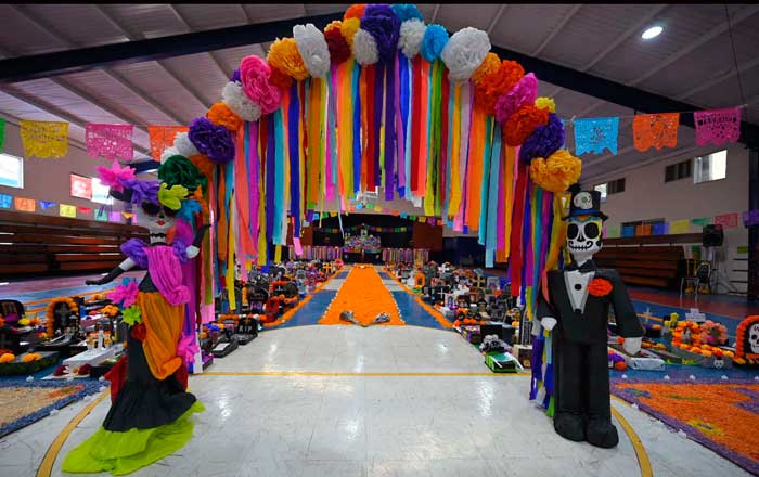 Instalan mega altar para Día de Muertos en Colegio Franco Mexicano 3 ofrenda