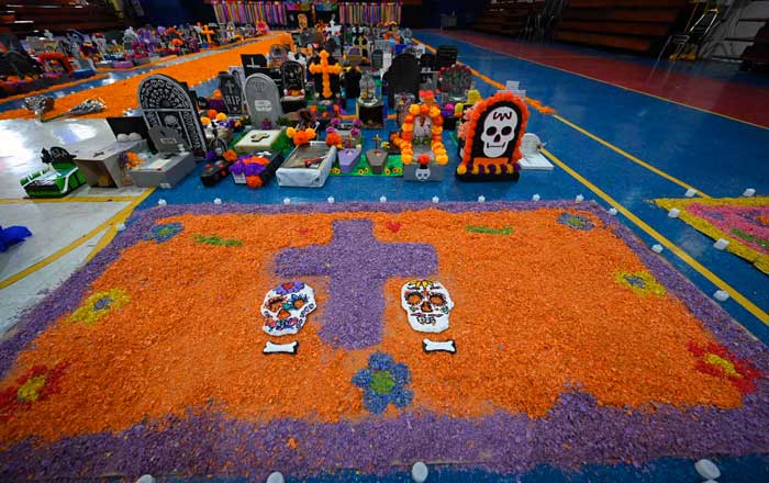 Instalan mega altar para Día de Muertos en Colegio Franco Mexicano 9 ofrendad