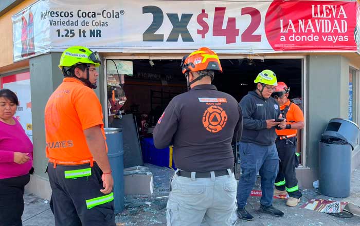 Camioneta se queda sin frenos y se mete a Oxxo 3 23 2