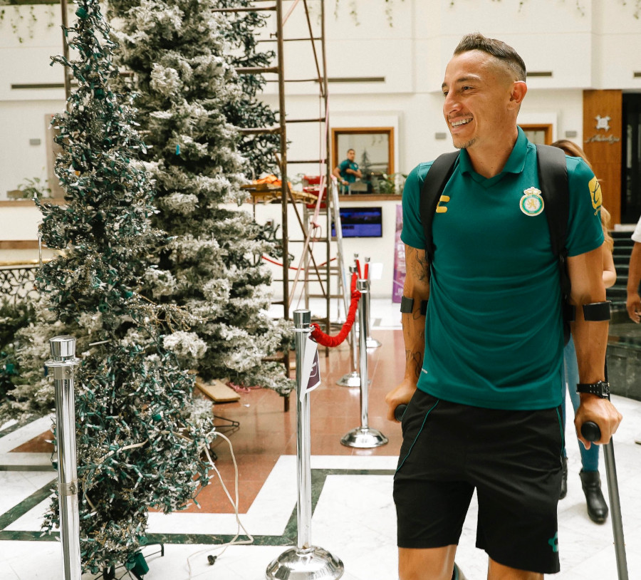 Guardado sorprende al viajar a Monterrey con férula y muletas 1 Gb95r7nXkAArHWt