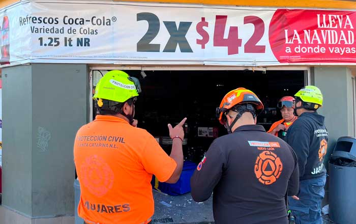 Camioneta se queda sin frenos y se mete a Oxxo 1 daf