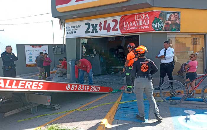 Camioneta se queda sin frenos y se mete a Oxxo 2