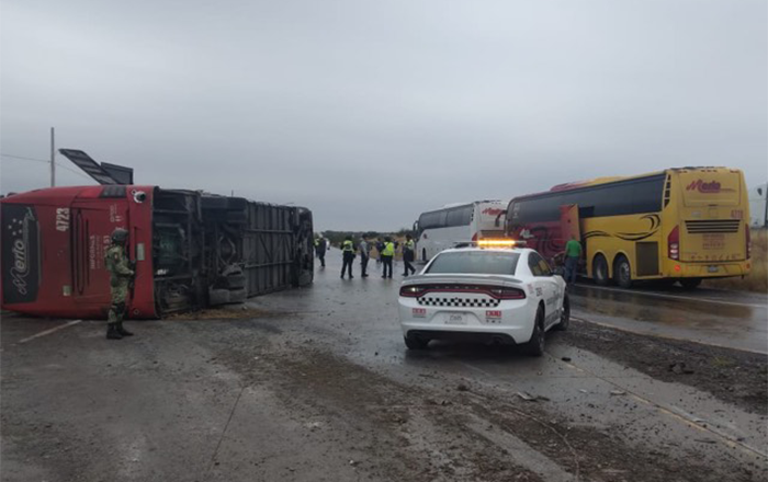 Atiende Guardia Estatal volcadura de autobús con personas lesionadas 1 462581312 8888160837936626 5270777999026462073 n