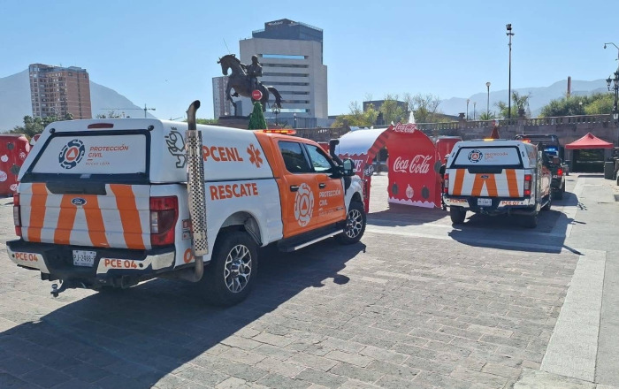 Cae decoración navideña y lesiona a dos en la Macroplaza 1 470050553 912856377694724 5673570093372228451 n