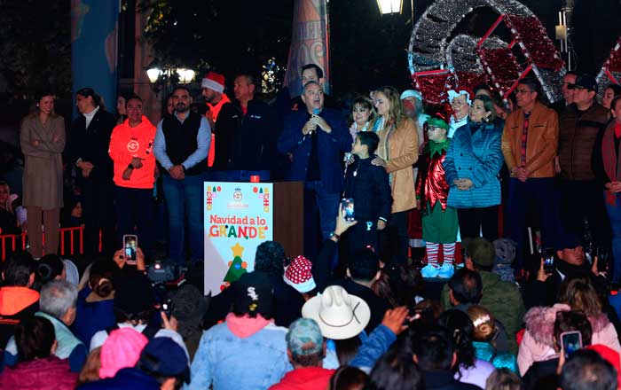 Viven la magia de la Navidad en Guadalupe con el encendido del pino 4 700