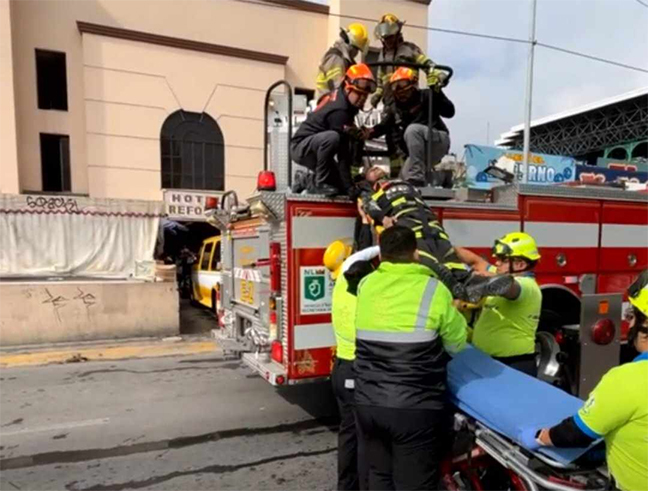 Salvan con escalera larga a hombre de morir en incendio en Monterrey 2 BOMBEROS 3