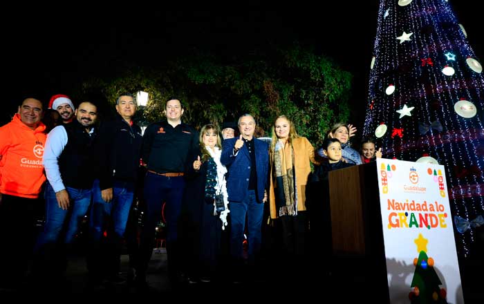 Viven la magia de la Navidad en Guadalupe con el encendido del pino 2 gpe1