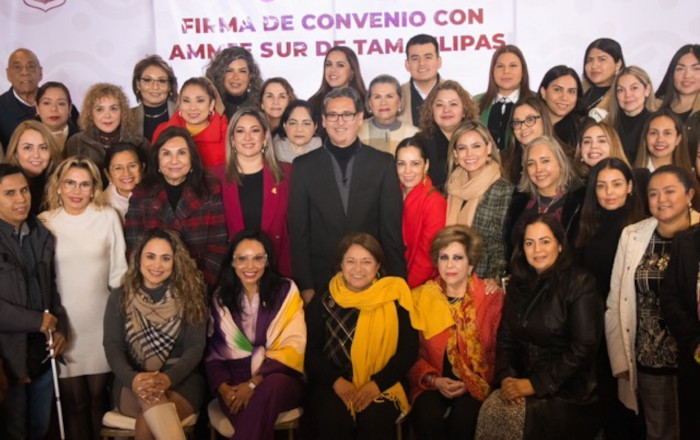 Firma Erasmo González convenio con Asociación Mexicana de Mujeres Jefas de Empresa 1 473536516 615389291441641 1073468316775851439 n