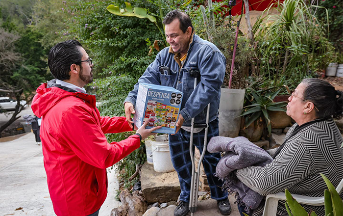Para hacer frente al frío, entrega David de la Peña cobertores y apoyo alimentario 2 473676606 1144127210428016 9173292298300011159 n