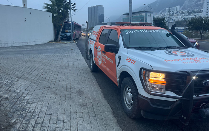 Camión derrapa y derriba poste en San Pedro 1 474797483 631808199369394 7909003896649760719 n