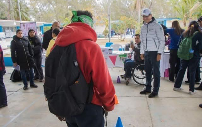 Erasmo González establece mayor contacto social con los jóvenes 3 0 4