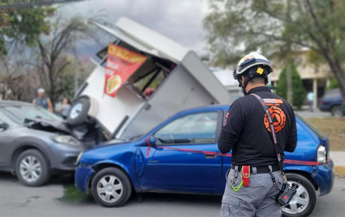 Abuelito se impacta contra puesto de comida en Monterrey 1 476498330 1136216838251306 5581710686984561868 n
