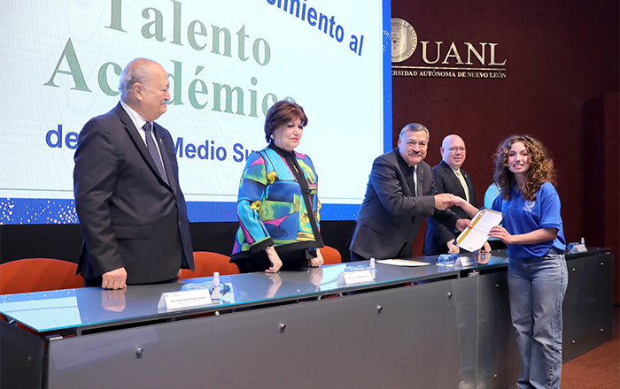 Reconoce UANL desempeño de estudiantes de preparatoria 2 8W8A9459