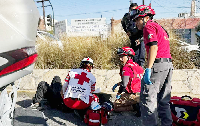 Volcadura en Monterrey deja dos lesionados 1 CHOQUE 2 3
