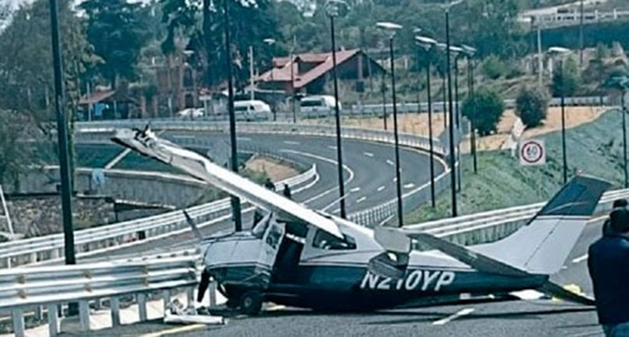 Avioneta aterriza de emergencia en autopista de Hidalgo 1 13560842936032899610