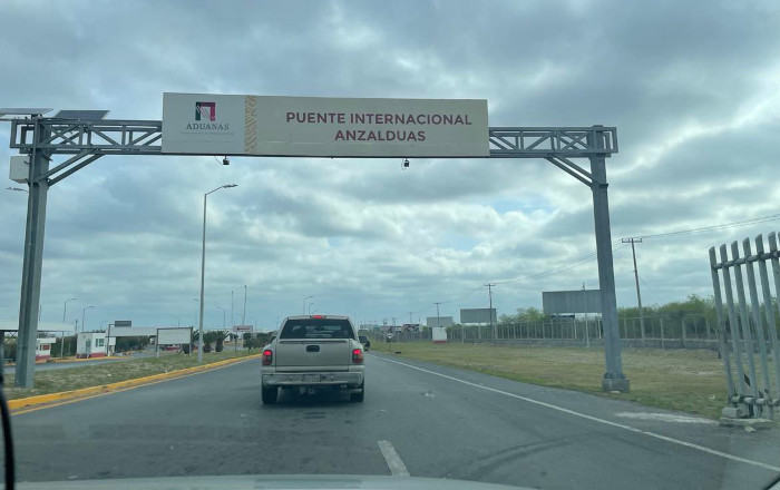 Hacen más de cuatro horas para revisión en la aduana mexicana 1 480935684 632330652735180 2041781976124056414 n