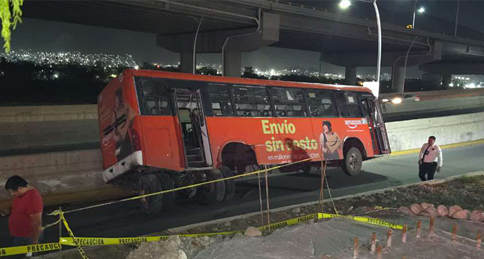 Captan choque de camión en Santa Catarina, se le salen las llantas 1 482488348 704334415254994 6963972283975857368 n