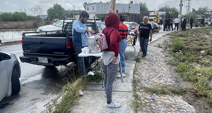 Auxilian con comida y ropa a vecinos de la Nuevo Amanecer 2 487441479 637424572593044 5335565171755751809 n