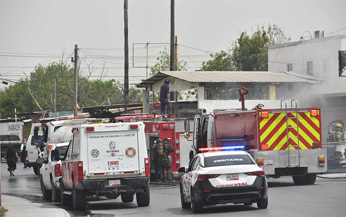 Arrasa fuego con camioneta y refaccionaria en Reynosa 1 BOMBEROS 2