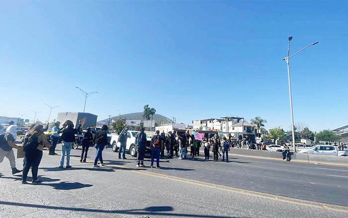 Estudiantes bloquean la avenida Universidad por 'tarifazo' 2 ESTUDIANTES