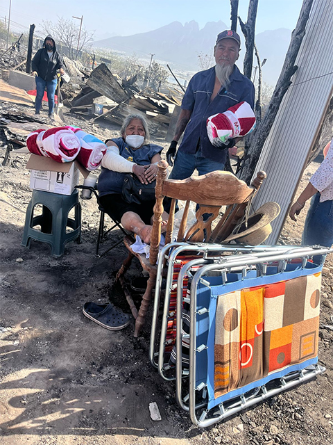 Manuel Guerra Cavazos lleva apoyos a familia afectadas por incendio 1 GARCIA 2 3