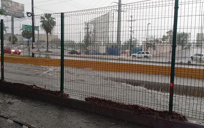 Queda vehículo atrapado en corriente de agua: ¿dónde creen? 1 INUNDACION 2
