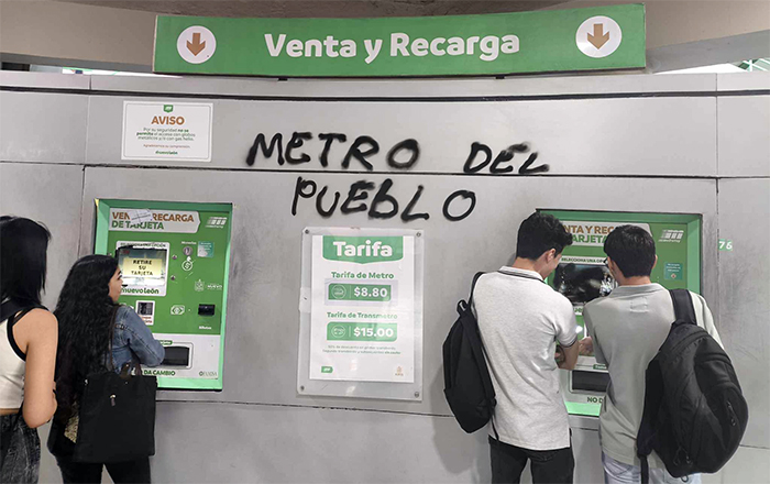 Estudiantes bloquean la avenida Universidad por 'tarifazo' 3 METRO