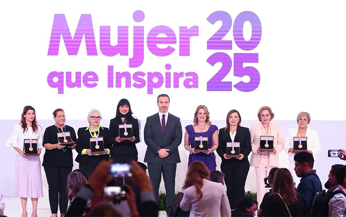 Galardonan a Erika Buenfil y a 7 mujeres más 'que inspiran' 1 MUJERES