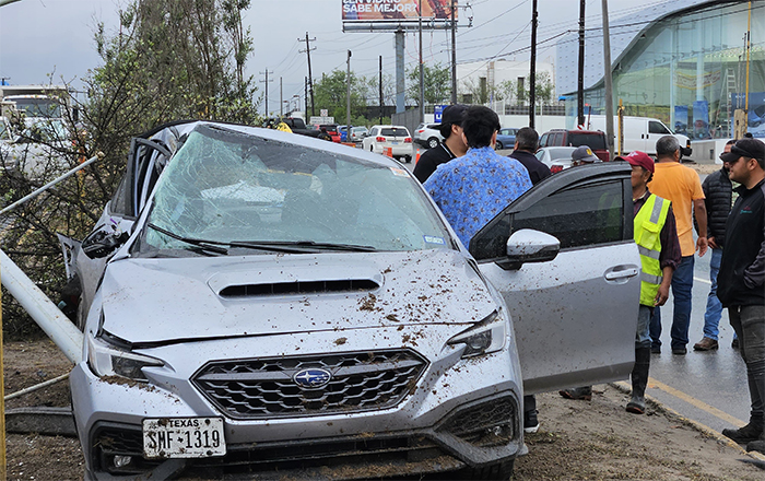 Vuelca y choca joven en el bulevard Hidalgo 1 choQUE 2 3