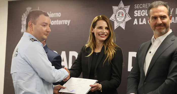 Entrega Adrián de la Garza constancias a policías capacitados 2 fddbcaf8 cb5c 4097 a58e d3abe4a5f81f