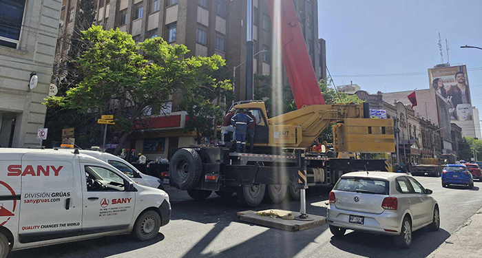 Grúa continúa obstruyendo importante calle en Monterrey 2 487809636 1185338956312244 4495566976966755126 n