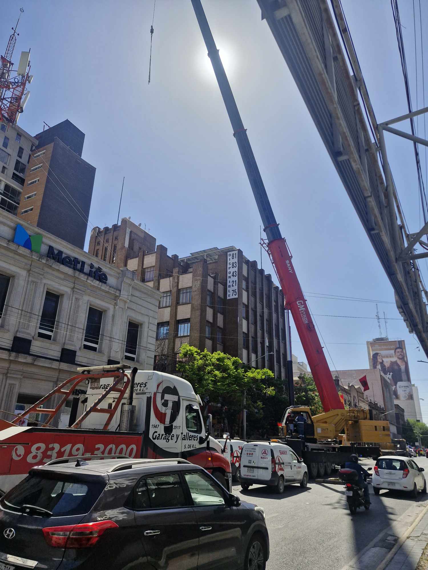 Grúa continúa obstruyendo importante calle en Monterrey 4 487833863 2847743022063455 6481650413820717496 n 1