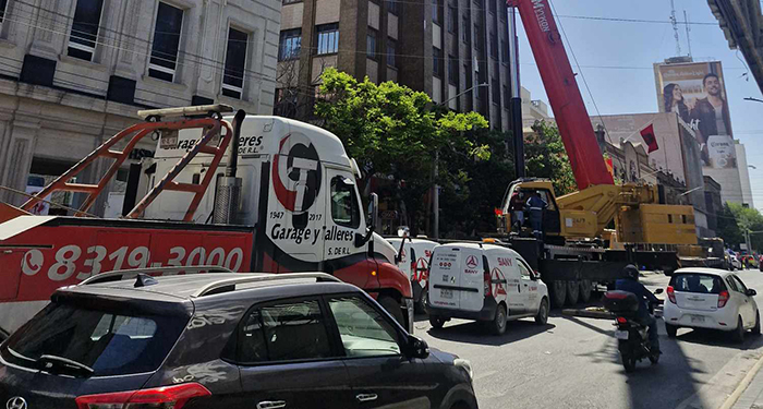 Grúa continúa obstruyendo importante calle en Monterrey 3 487833863 2847743022063455 6481650413820717496 n