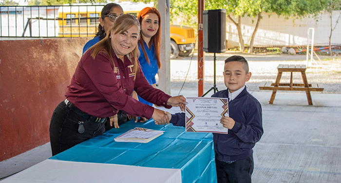 Entrega Ernestina Perales diplomas y reconocimientos a alumnos de primaria 2 487938417 971422155194989 4930480973363523214 n