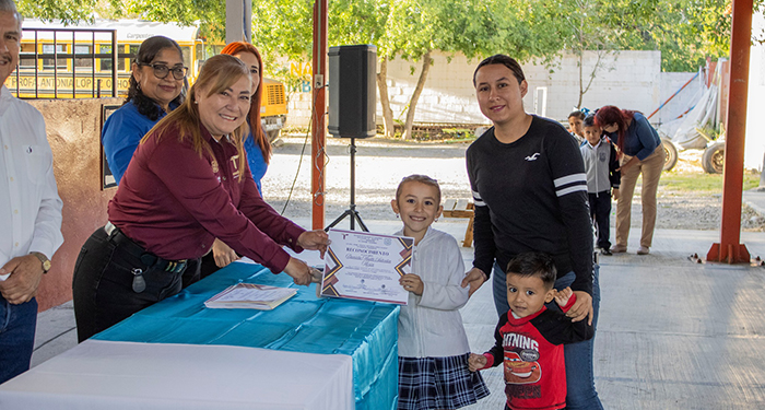 Entrega Ernestina Perales diplomas y reconocimientos a alumnos de primaria 1 487989395 1173481877808863 4723405548113588171 n
