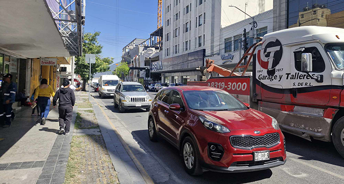 Grúa continúa obstruyendo importante calle en Monterrey 1 488878738 1234905984711484 5446660252391016135 n