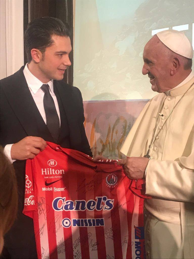 Cuando el Papa Francisco recibió el jersey de Tigres y Rayados 4 490842226 755558600370985 4487318717764675446 n