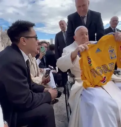 Cuando el Papa Francisco recibió el jersey de Tigres y Rayados 1 490999680 535404702690755 4848550067525569445 n