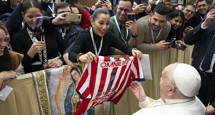 Cuando el Papa Francisco recibió el jersey de Tigres y Rayados 3 491001315 679405891250524 1142610539777306118 n