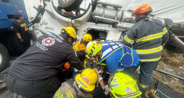 Volcadura de tráiler en carretera Monterrey-Saltillo, conductor queda prensado 4 491002584 717290480635081 7849791799819180192 n